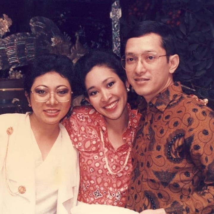 <p><em>Throwback</em> masa muda Titiek bersama kakak perempuan, Mbak Tutut, dan kakak laki-lakinya, Sigit Harjojudanto. (Foto: Instagram/ @titiksoeharto)</p>