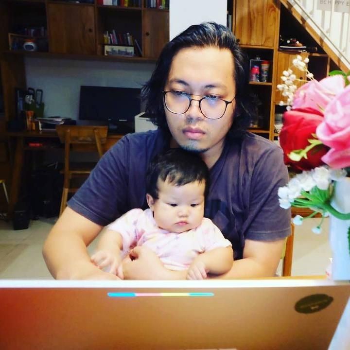 <p>Sambil kerja sambil jaga anak. Serius banget nih kelihatannya. (Foto: Instagram @achmadzaky)</p>