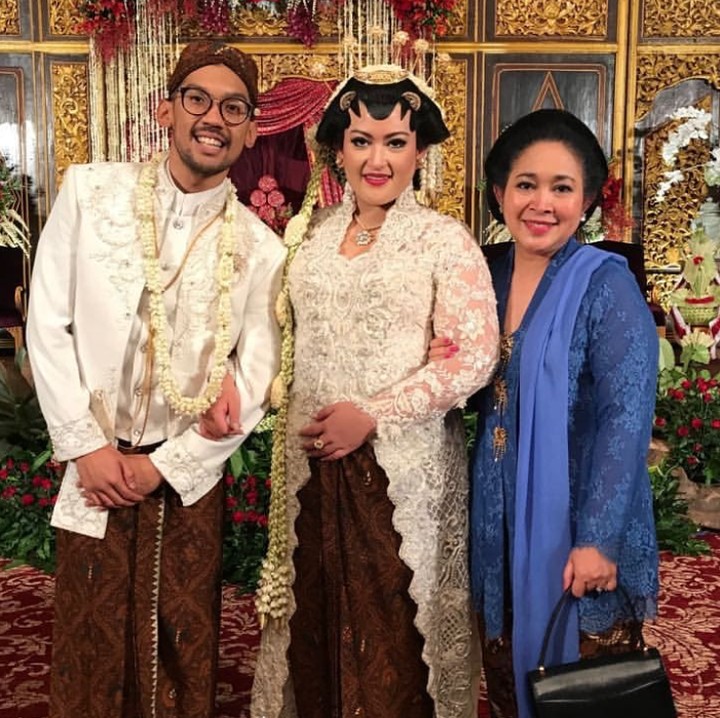 <p><a href="https://news.detik.com/berita/d-4420739/titiek-soeharto-aparat-tidak-memihak-ke-kita" target="_blank">Siti Hediati Hariyadi </a>atau <a href="https://finance.detik.com/berita-ekonomi-bisnis/d-4305759/titiek-soeharto-sebut-rp-50-ribu-dapat-apa-di-pasar-ini-yang-bisa-dibeli" target="_blank">Titiek Soehart</a>o saat menghadiri pernikahan keponakannya, Sekar, yang merupakan anak sang kakak, Siti Hardijanti Rukmana atau karib disapa Tutut. (Foto: Instagram/ @titieksoeharto)  </p>