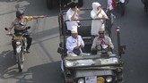 FOTO: Hari-hari Pertama Khofifah Sebagai Gubernur Jatim Pemenang Pilgub Jatim 2018, Khofifah Indar Parawansa, mulai menjalani hari-harinya sebagai gubernur di provinsi tersebut setelah dilantik pada 13 Februari 2019.