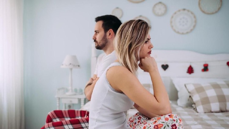 Tubuh Lelah Bikin Bunda Malas Bercinta? Intip Cara Mengatasinya Pulang kerja rasanya badan sudah lelah banget ya, Bun. Tapi, pantang menolak ajakan Ayah untuk 'ehem' dengan tips berikut ini.