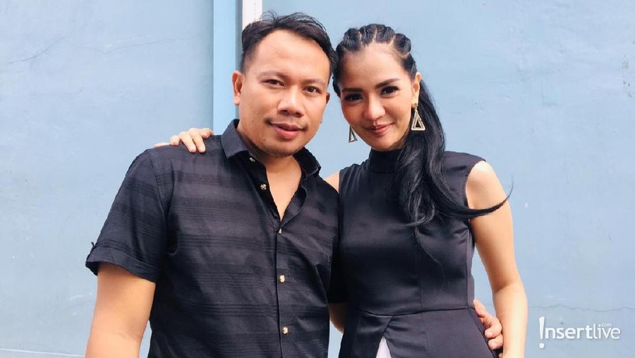 Vicky Prasetyo kini tidak lagi menjadi joblo karena cintanya telah diterima oleh Anggia Chan pada hari Valentine kemarin. 