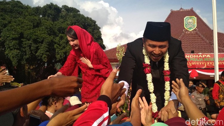 Gubernur Jatim meminta Arumi Bachsin sosialisasi cegah stunting pada generasi milenial.
