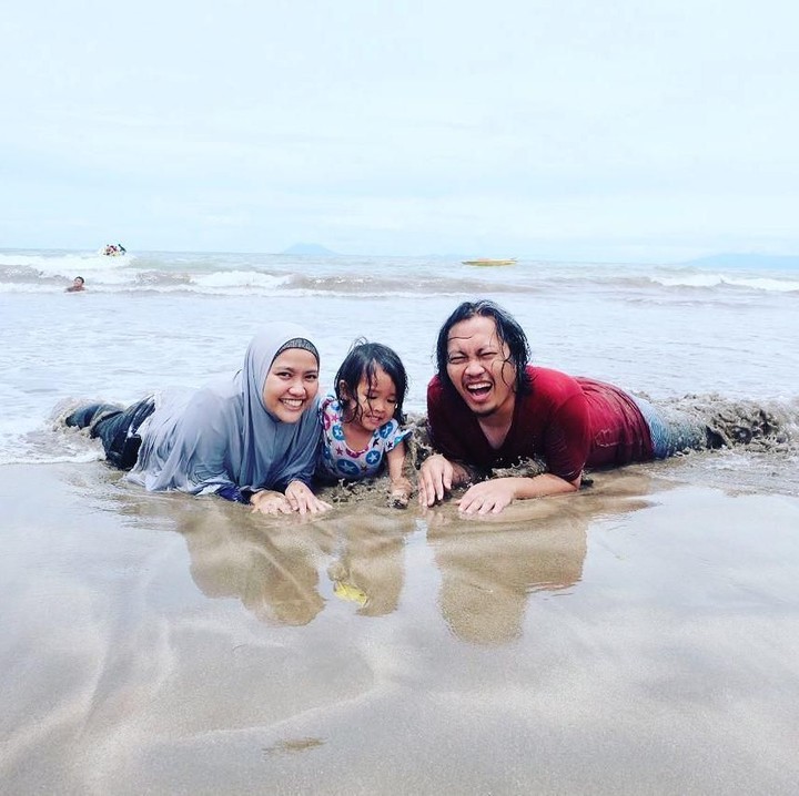 <p>Main bareng di pantai. Laiqa seneng banget main pasirnya tuh. (Foto: Instagram @achmadzaky)</p>