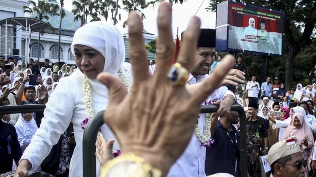 Surabaya Survey Center (SSC) mengungkap publik Jatim lebih puas pada kinerja Wagub Emil Elestianto Dardak ketimbang Gubernur Khofifah Indar Parawansa.