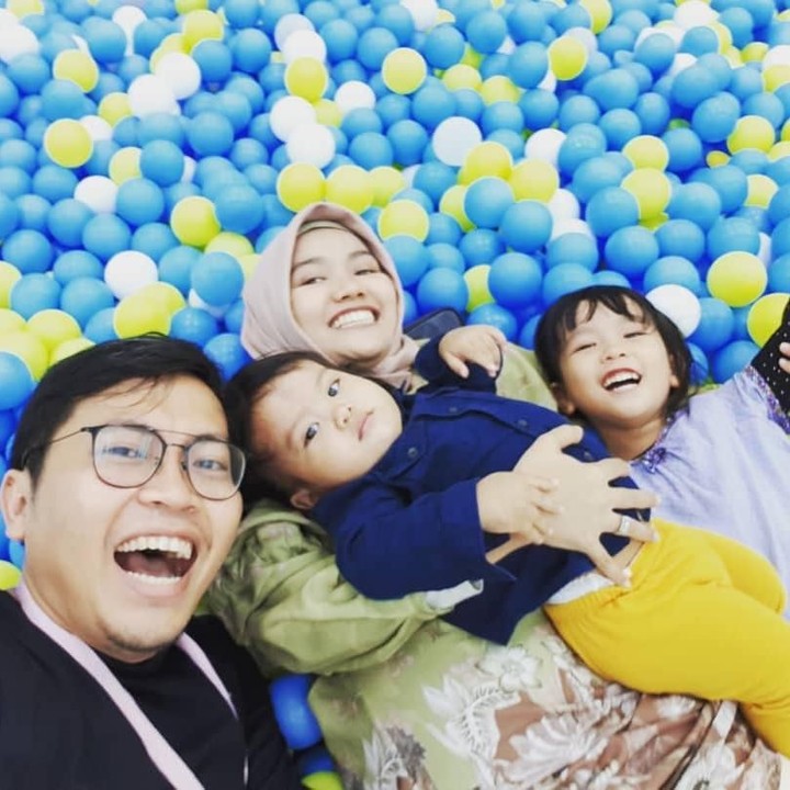 <p>Main mandi bola bareng nih, Bun. Wah, pose senyumnya kompak ya. (Foto: Instagram @achmadzaky)</p>