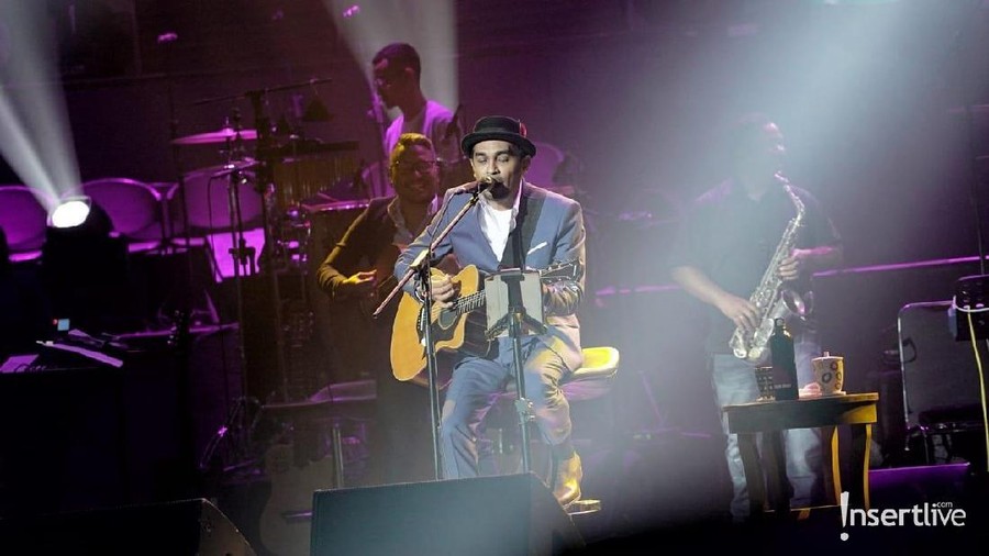 Glenn Fredly Pilih Pakaian Casual Sebagai Busana Pernikahan Tak neko-neko, Glenn Fredly pilih pakaian casual sebagai busana pernikahan.