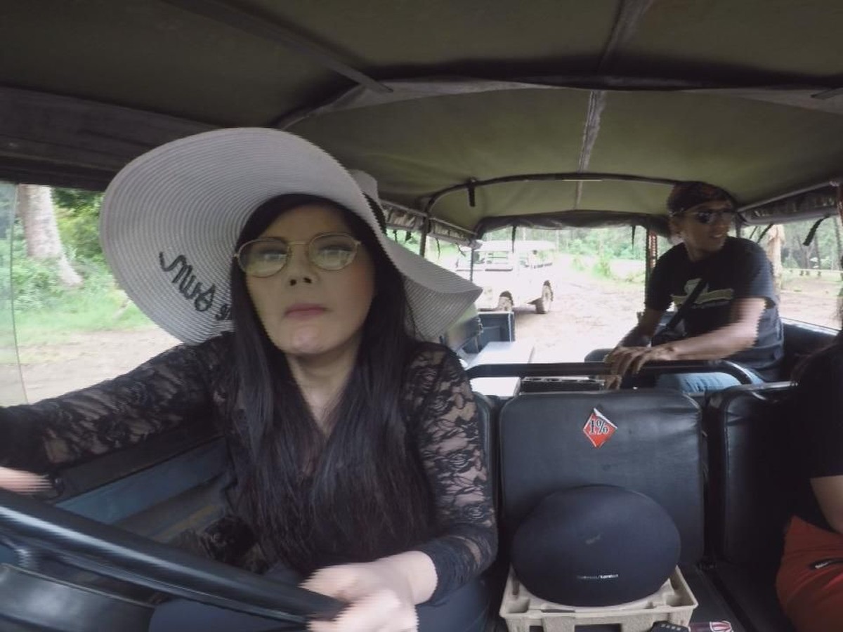Seperti apa sih keseruan Dita Soedarjo jelajahi Bandung bersama Boiyen&quest; Jangan lupa tonton Celebrity On Vacation Sabtu 16 Februari pukul 07&period;30 WIB di Trans TV&period;