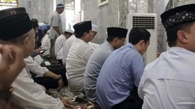 Salat Jumat di Masjid Kauman, Prabowo Duduk di Barisan Depan
