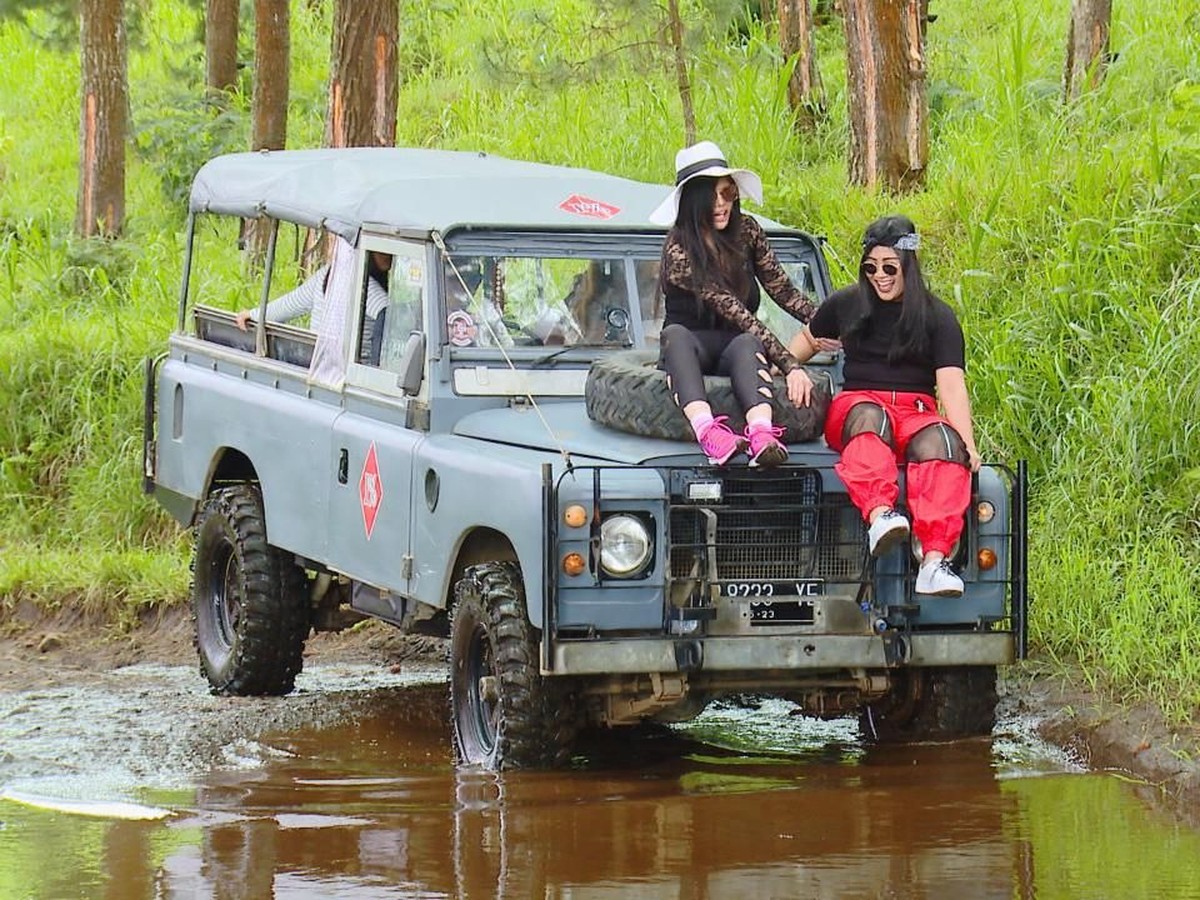 Seperti apa sih keseruan Dita Soedarjo jelajahi Bandung bersama Boiyen&quest; Jangan lupa tonton Celebrity On Vacation Sabtu 16 Februari pukul 07&period;30 WIB di Trans TV&period;