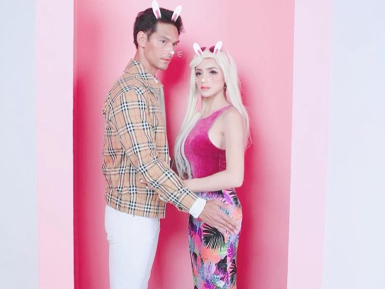 Rayakan momen Hari Kasih Sayang atau Valentine, enam pasangan selebriti tanah air unggah foto mesra mereka. Menurut Insertizen mana nih yang paling romantis?
