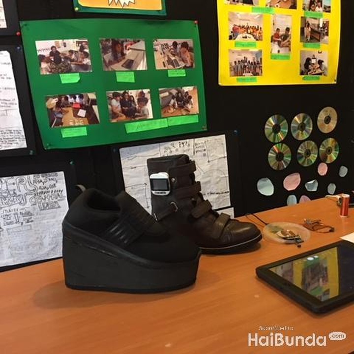 <p>Ini juga enggak kalah keren nih, Bun. Mereka juga mendesain sepatu yang canggih dan futuristik.</p>
