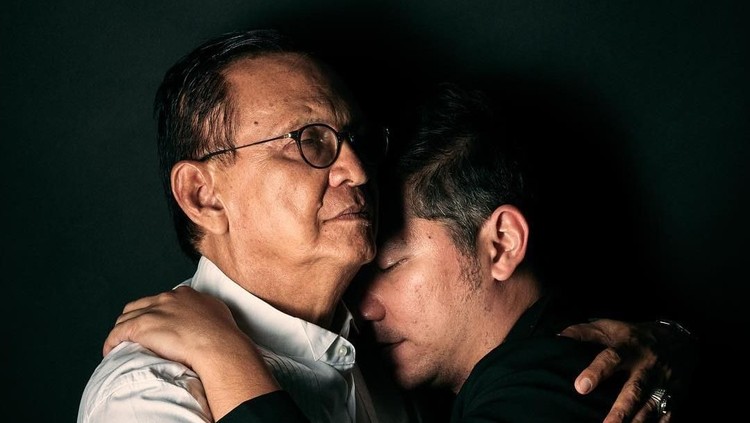 Gading Marten memang dekat banget dengan ayahnya, Roy Marten. Di mata Gading, sang ayah sosok yang seperti apa sih?