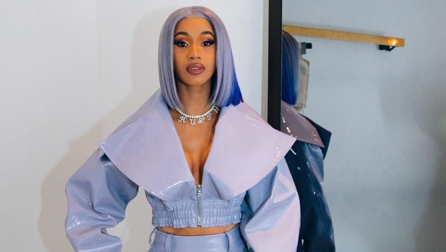 Cardi B Belanja Kado Natal Rp70 Juta untuk Anak-anak Tak Mampu Tahun ini menjadi Natal yang istimewa bagi Cardi B. Dia mengekpresikannya dengan berbagi kado untuk anak-anak tidak mampu.