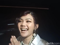 Rina Nose Kesulitan Tiru Lucinta Luna