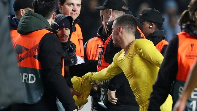 Bintang Chelsea, Eden Hazard mengaku tak mempermasalahkan aksi penyusup yang memeluk dan meminta kostum miliknya.