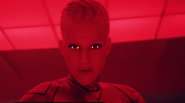 Penyanyi Katy Perry berubah menjadi robot android yang memendam cinta terlarang terhadap Zedd dalam '365'