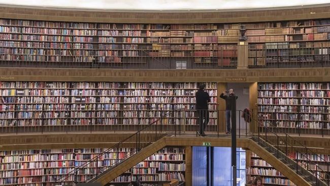 Di Swedia, tak ada alasan malas ke perpustakaan karena tak tahu di mana lokasinya, tarif parkirnya mahal, atau fasilitasnya tak semodern mal.