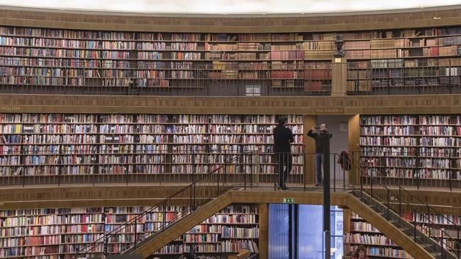 Perpustakaan Rasa Mal di Swedia Di Swedia, tak ada alasan malas ke perpustakaan karena tak tahu di mana lokasinya, tarif parkirnya mahal, atau fasilitasnya tak semodern mal.