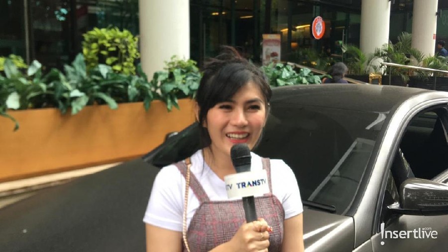 Mempunyai pacar pengusaha, Angela Lee mendapat hadiah sebuah mobil Ferrari.