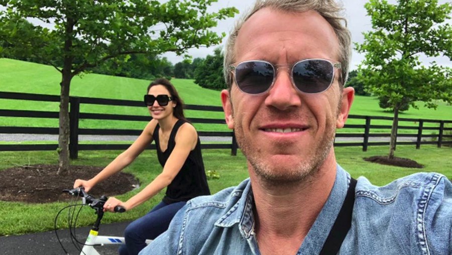 potret romantis gal gadot dan suami