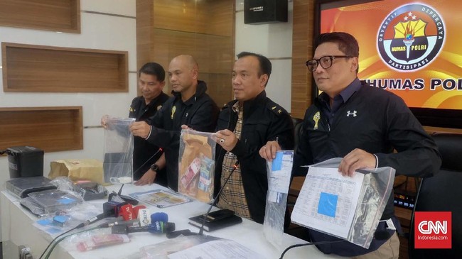 Salah satu barang bukti yang disita Satgas Anti Mafia Bola dari apartemen Plt Ketua Umum PSSI Joko Driyono adalah uang tunai Rp300 juta.