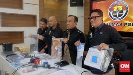 Satgas Tunjukkan Barang Bukti dari Apartemen Joko Driyono