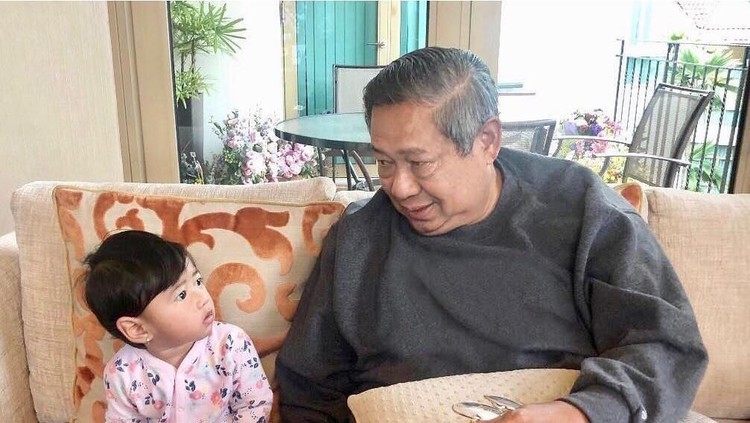 SBY dan cucu cantiknya, Gayatri Idalia atau Gaia dapat giliran menjaga Ani Yudhoyono di RS. Momen manis pun tercipta...