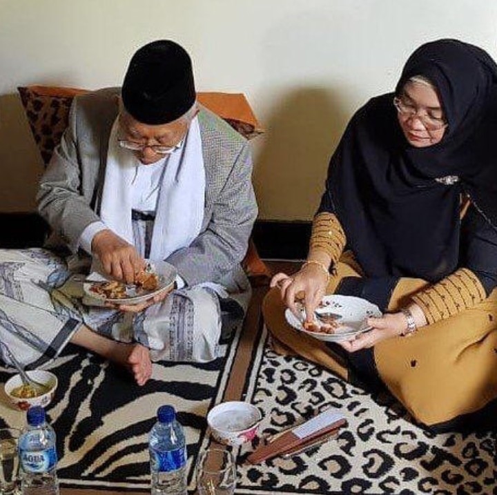 <p>Bagi seorang suami, makan ditemani istri tercinta seperti ini memang terasa nikmat. (Foto: Instagram/ @khmarufamin_)</p>