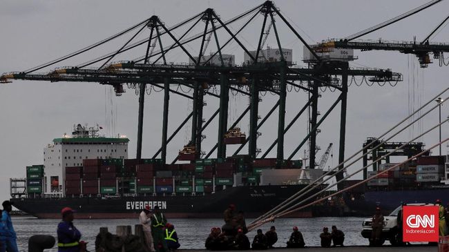 Saingi Singapura, Pemerintah Bangun Tujuh Pelabuhan Logistik Pemerintah akan membangun tujuh pelabuhan hub domestik sebagai pusat logistik, salah satunya di Belawan/Kuala Tanjung, demi menyaingi Singapura.
