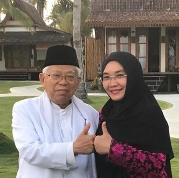 <p>Pose kompak ala <a href="https://news.detik.com/berita/d-4428737/maruf-amin-urang-sunda-kudu-milih-urang-sunda" target="_blank">Ma'ruf Amin</a> dan Wury nih, Bun. (Foto: Instagram/ @khmarufamin_)  </p>