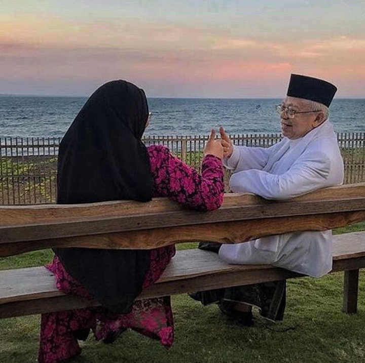 <p>Hmm, kemesraan yang seakan enggak pernah padam di antara Ma'ruf Amin dan Wury. (Foto: Instagram/ @khmarufamin_)</p>