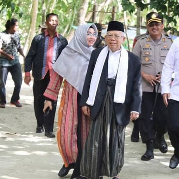 <p>Selama mendampingi Ma'ruf menghadiri berbagai acara, enggak jarang penampilan Wury menyita perhatian karena gaya busananya yang cukup modis dan <em>stylish</em>. (Foto: Instagram/ @khmarufamin_)</p>