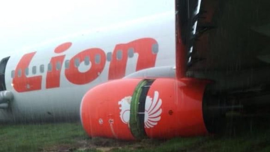 Breaking News! Pesawat Lion Air Tergelincir di Pontianak Pesawat Lion Air Tergelincir di Pontianak