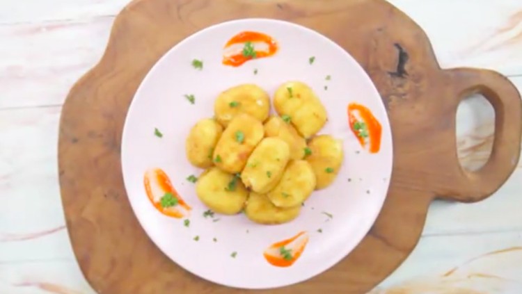 Untuk akhir pekan kali ini, gimana kalau kita mencoba camilan bergizi menggoda selera yaitu pom-pom kentang mozarella, Bun?