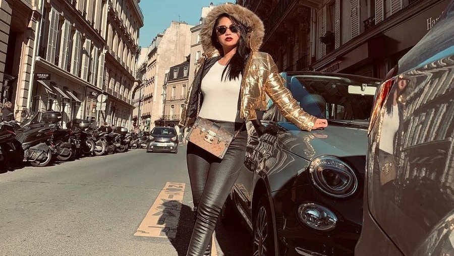 Nama Rosa Meldianti kini telah resmi jadi tersangka, sang tante Dewi Perssik tengah merayakan kemenangan di Paris.