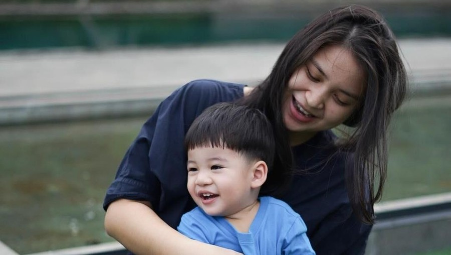 Pusingnya Putri Titian Ketika Sang Putra Dirawat Anak Putri Titian, Theodore Iori Liem, tengah dirawat dirumah sakit. Tian yang sedang hamil besar pun kewalahan dengan kondisi anak yang kurang sehat.