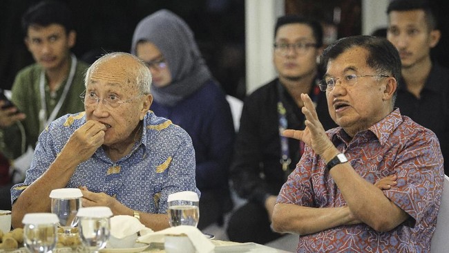 Wakil Presiden Jusuf Kalla (JK) menyebut Upah Minimum Regional (UMR) buruh terendah saat ini tiga kali lebih tinggi dari pendapatan petani.