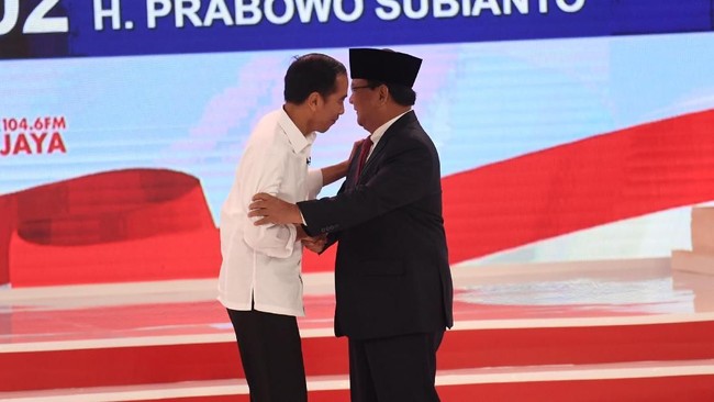 Tim Jokowi menuding Prabowo miskin konsep, namun sebaliknya, kubu Prabowo menuding Jokowi kerap memberi pernyataan menyudutkan.