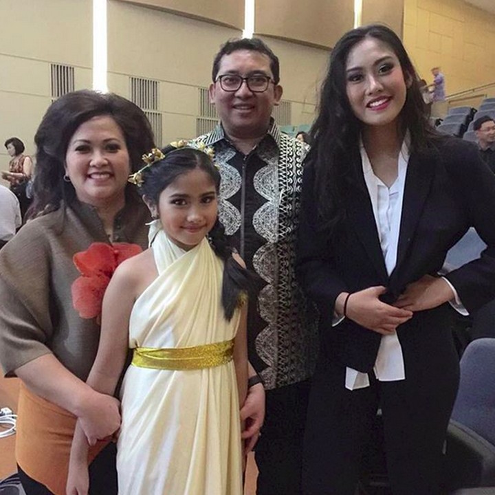 <p>Di balik sosoknya yang kontroversial di dunia politik, Fadli Zon adalah suami dan ayah yang dekat dengan keluarga. (Foto: Instagram @shafa_fadli)</p>