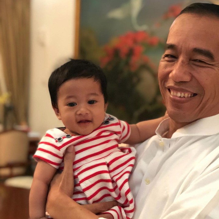 <p>Senangnya Sedah bermain dengan sang kakek, Presiden Joko Widodo. (Foto: Dok. Instagram Kahiyang Ayu)</p>