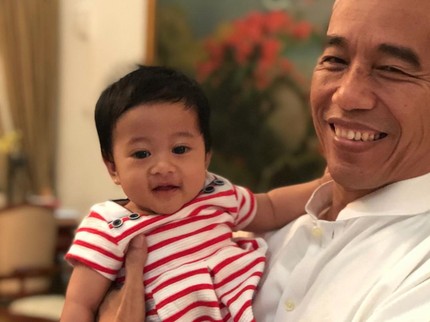 Momen Seru dan Mengasyikkan Jokowi Momong Sedah Mirah