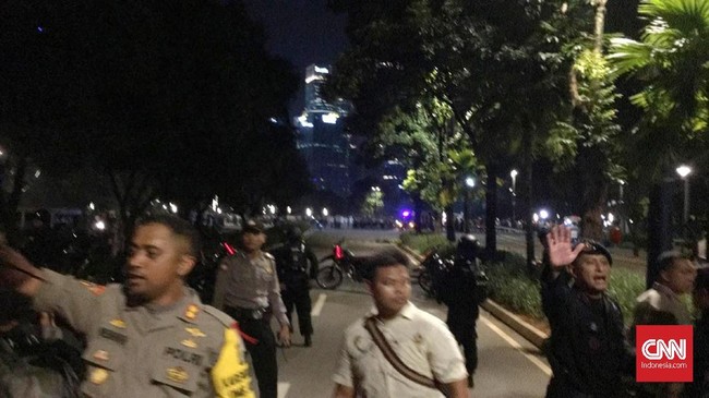 Saksi di kawasan parkir timur Senayan mengaku terkejut mendengar suara ledakan. Ia melihat asap bermunculan hingga menyerupai bau petasan.
