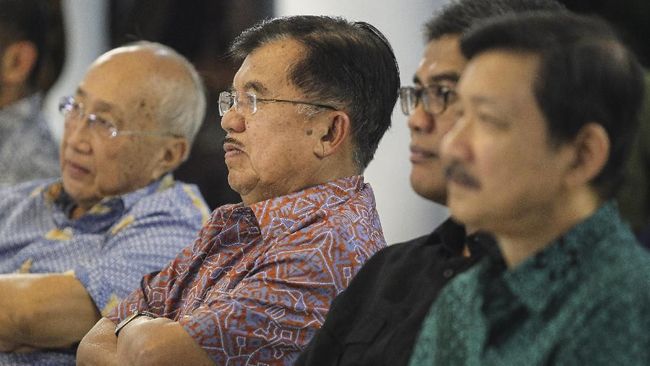 JK Minta Masjid Tak Jadi Tempat Pertentangan Politik Jemaah Wakil Presiden Jusuf Kalla berharap masjid kembali sesuai fungsingya, menjaga kemajuan dan keamanan bangsa.