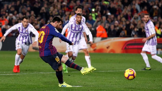 Penalti Lionel Messi memastikan kemenangan Barcelona 1-0 atas Real Valladolid pada pekan ke-24 La Liga yang dimainkan di Stadion Camp Nou, Sabtu (16/2).