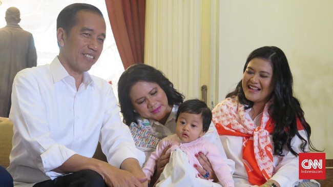 Jokowi menyempatkan diri menggelar konferensi pers di Istana Negara bersama keluarga, termasuk cucunya Sedah Mirah, sebelum bertolak ke arena debat Pilpres 2019