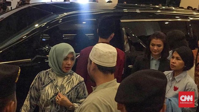 Istri calon wakil presiden nomor urut 02 Sandiaga Uno, Nur Asia tiba di lokasi debat capres kedua Pilpres 2019 di Hotel Sultan sekitar pukul 19.18 WIB.