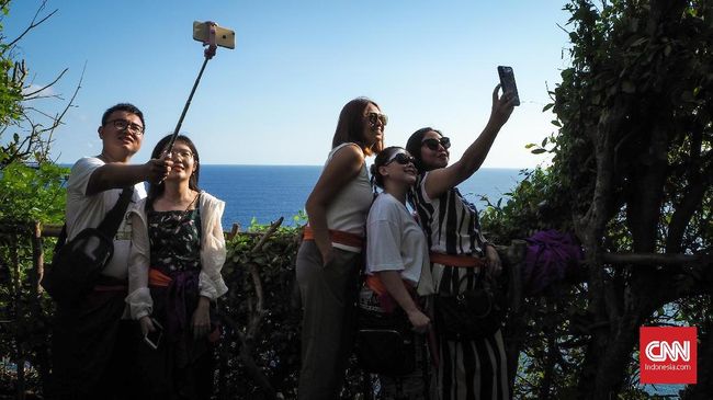 Bali dinobatkan sebagai destinasi paling romantis di dunia oleh World Travel Awards 2023. Bali bahkan mengalahkan destinasi populer seperti Maladewa.