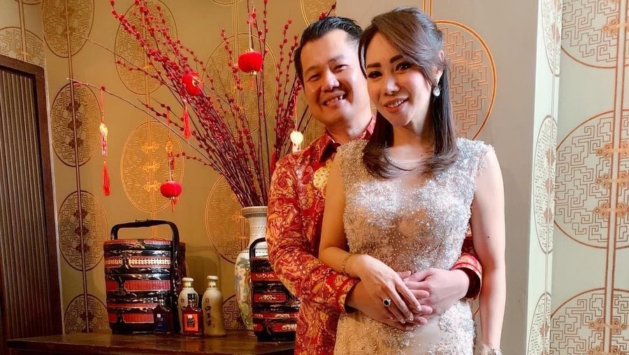 Femmy Permatasari akhirnya dilamar sang kekasih. Ia pun siap melepas status jandanya.