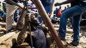 FOTO: Bertaruh Nyawa di Tambang Emas Ilegal Zimbabwe